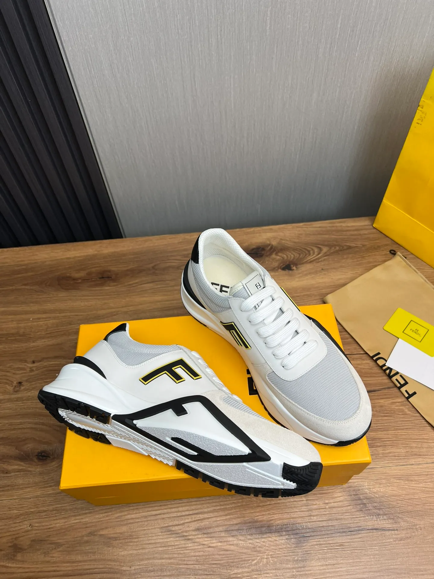 Men's shoes 💰520💰 Fendi [Fendi] hot style is on the market 🔥Fashionable casual men's shoes 🔱 Made of original cowhide + breathable mesh lining + sheepskin feet, perfect shape, top quality, you deserve it 🔜Original outsole, ultra-light, non-slip and wear-resistant 👣 Standard size 38-44 (customized in 45)